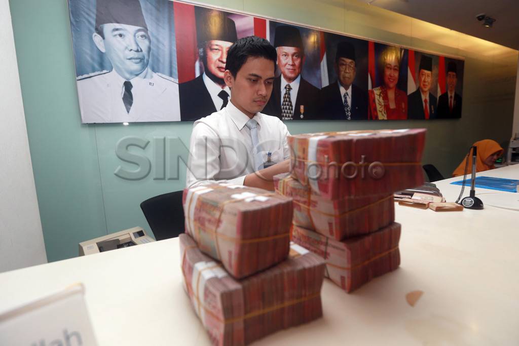 Rupiah Anjlok di Rp...