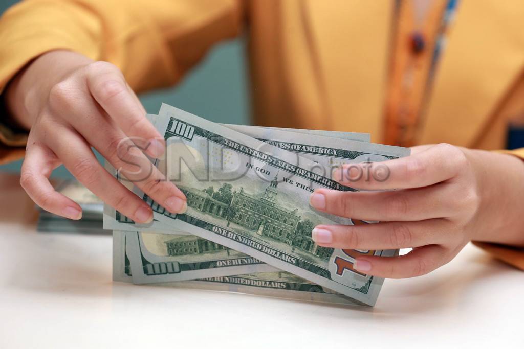 Rupiah Anjlok di Rp...