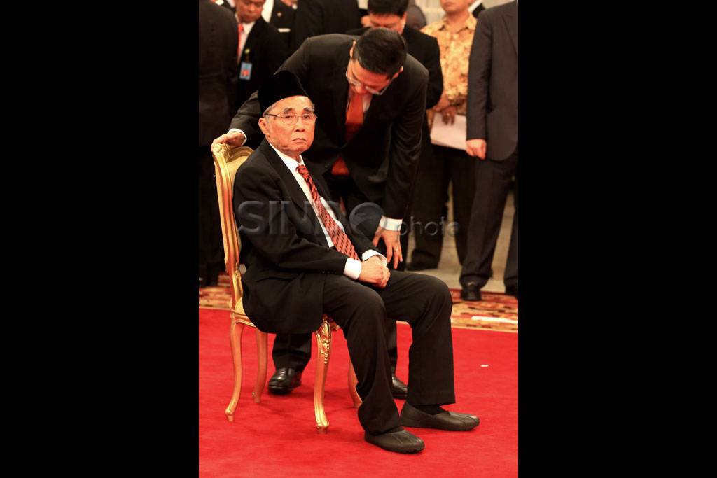Presiden Berikan Tanda...