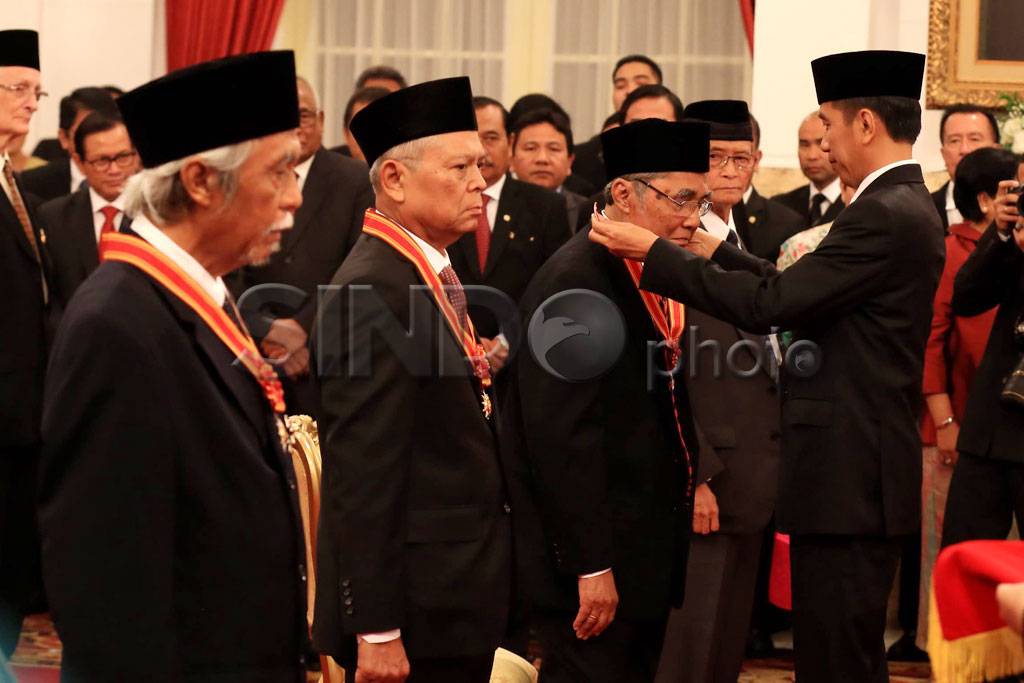 Presiden Berikan Tanda...
