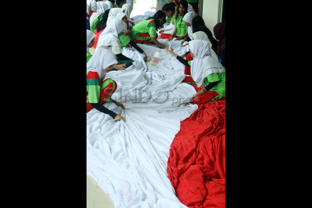 Bendera Raksasa Dicuci...