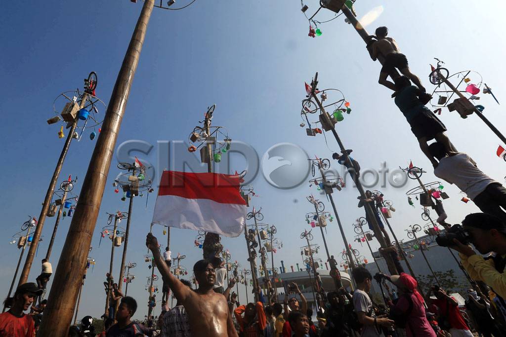 Lomba Panjat Pinang...
