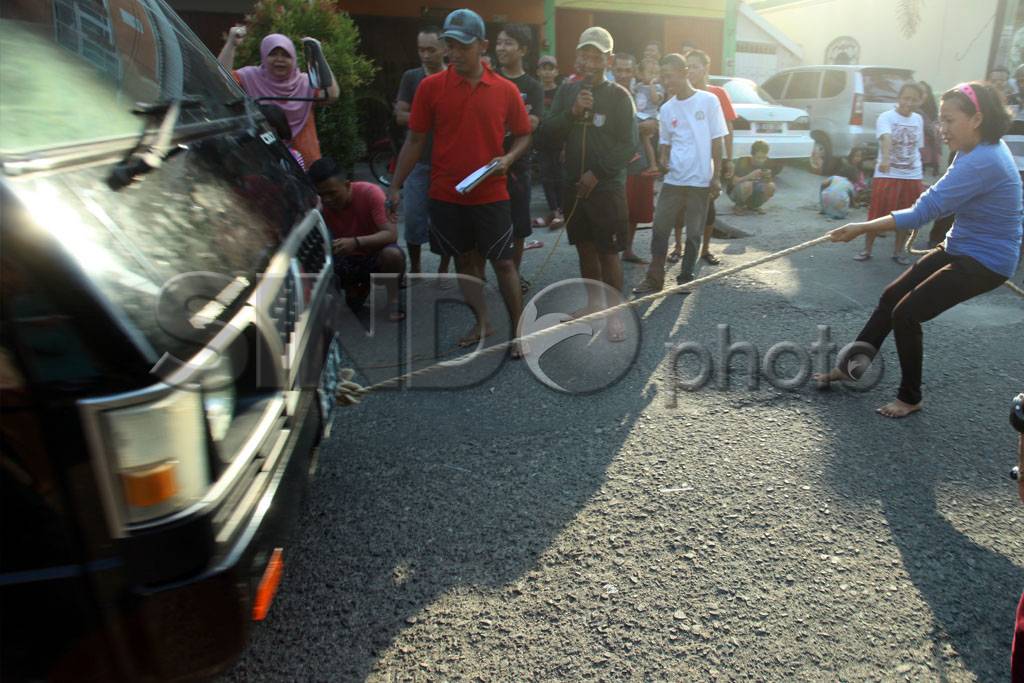 Lomba Tarik Mobil di...