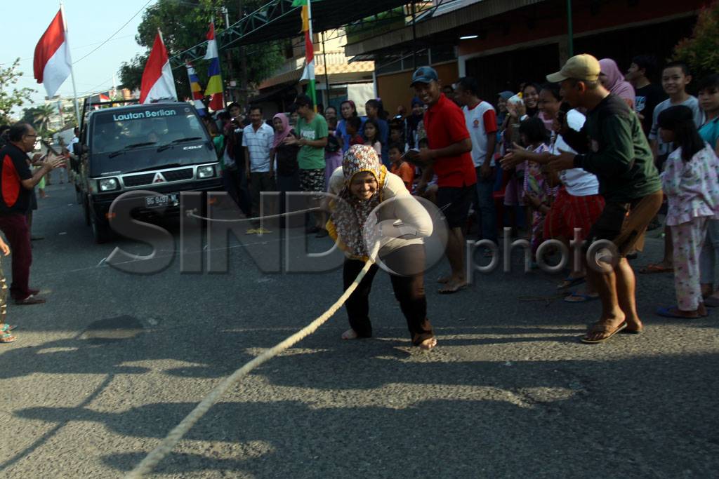 Lomba Tarik Mobil di...