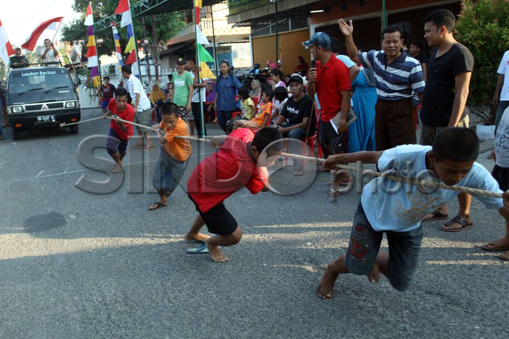 Lomba Tarik Mobil di...