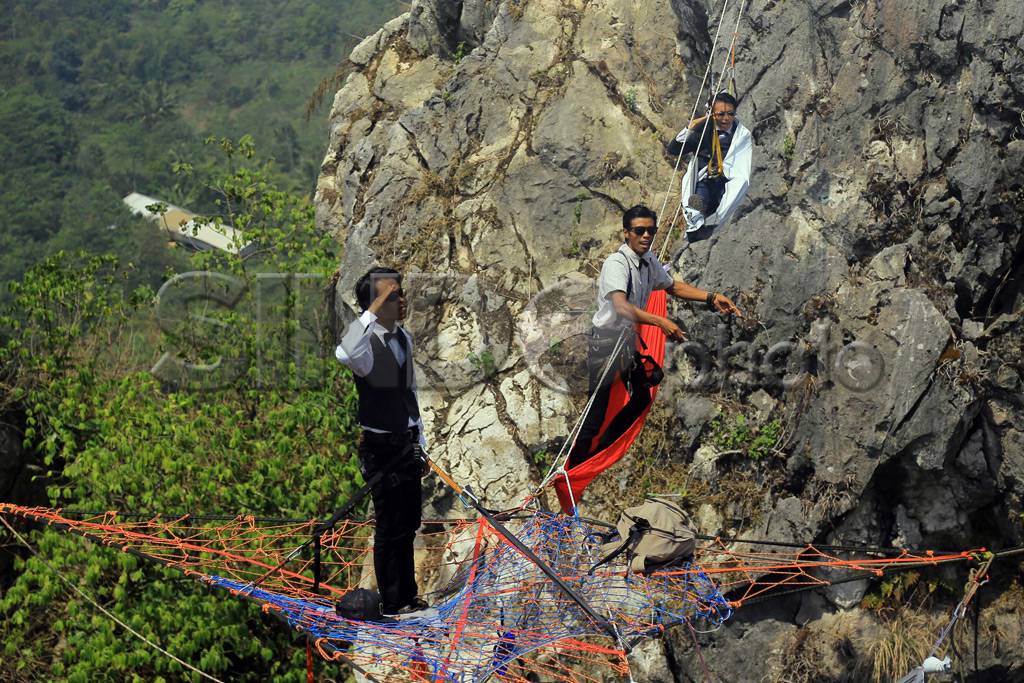 Menggantung di Puncak...