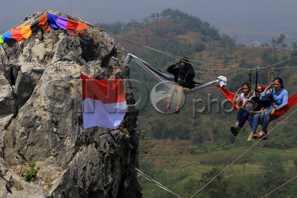 Menggantung di Puncak...