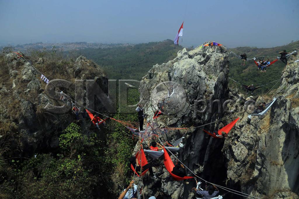 Menggantung di Puncak...