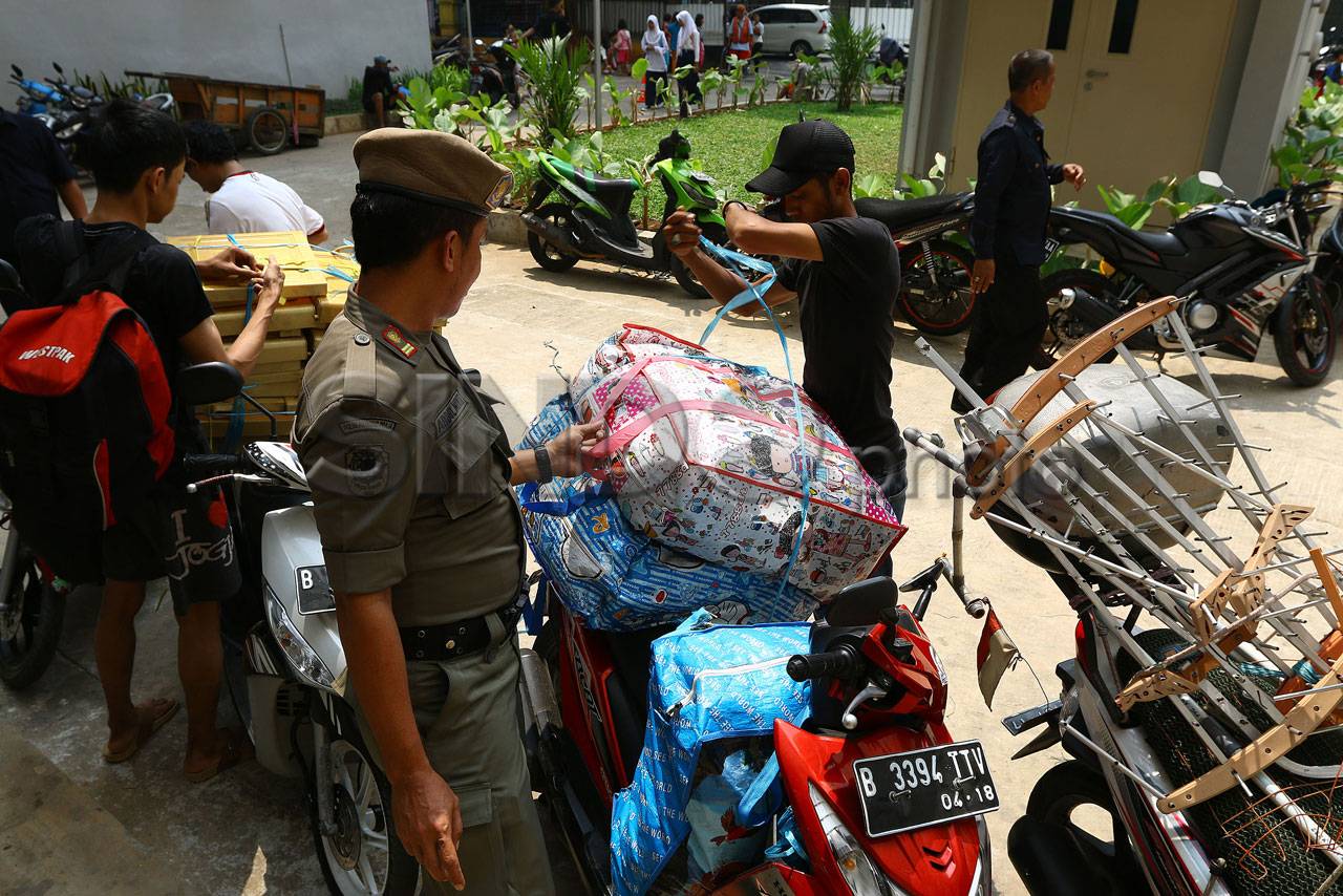 Warga Kampung Pulo Mulai...