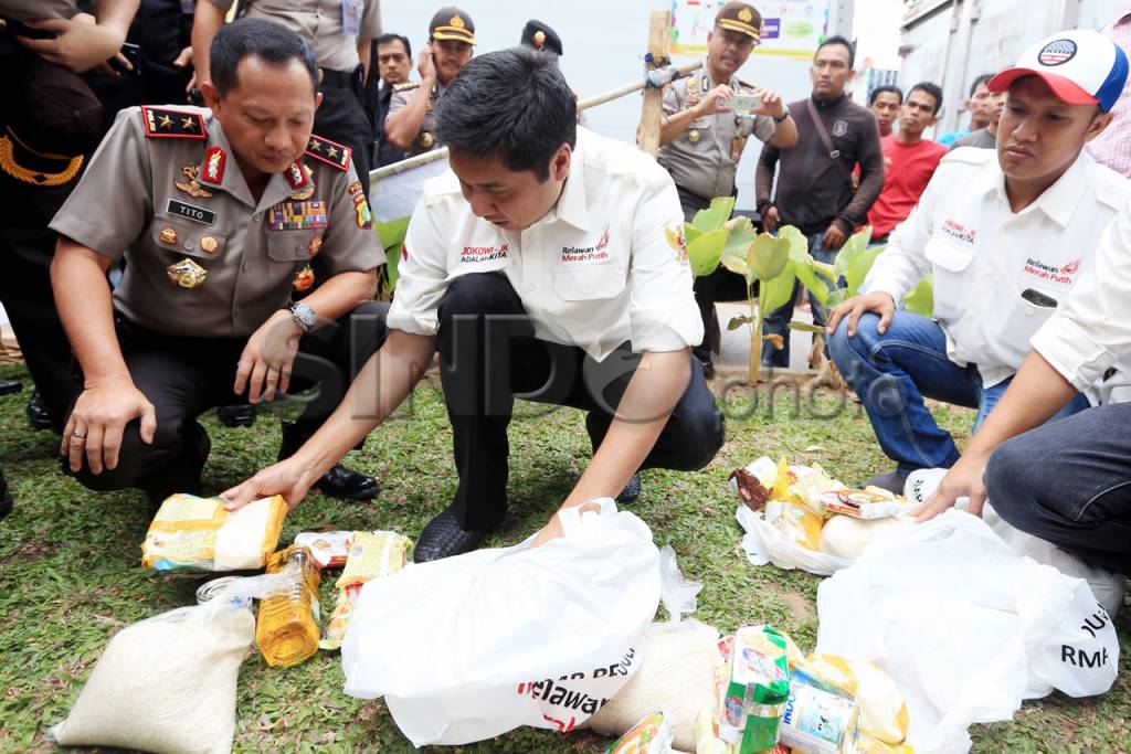 TMP Bagikan Sembako...