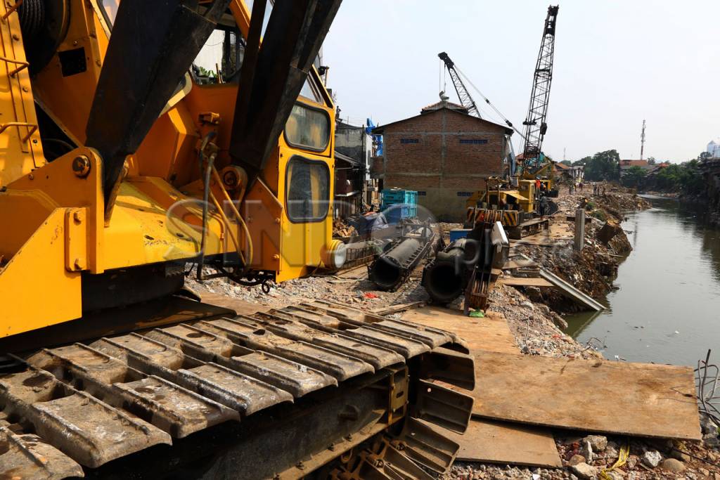 Proyek Normalisasi Ciliwung...