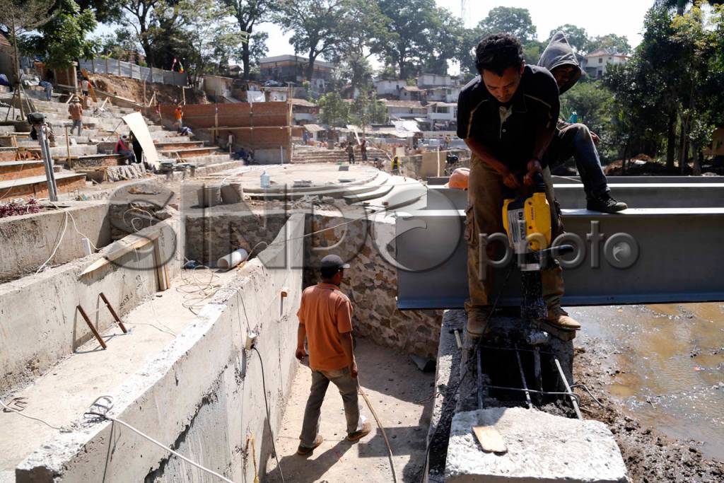 Proyek Pembangunan Amphiteater...