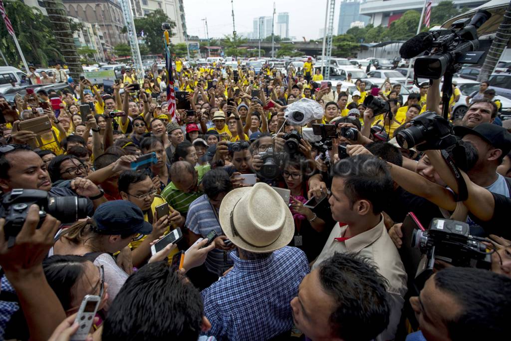 Mahathir Ikut Demo Turunkan...