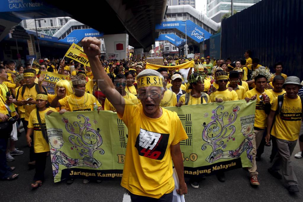 Mahathir Ikut Demo Turunkan...