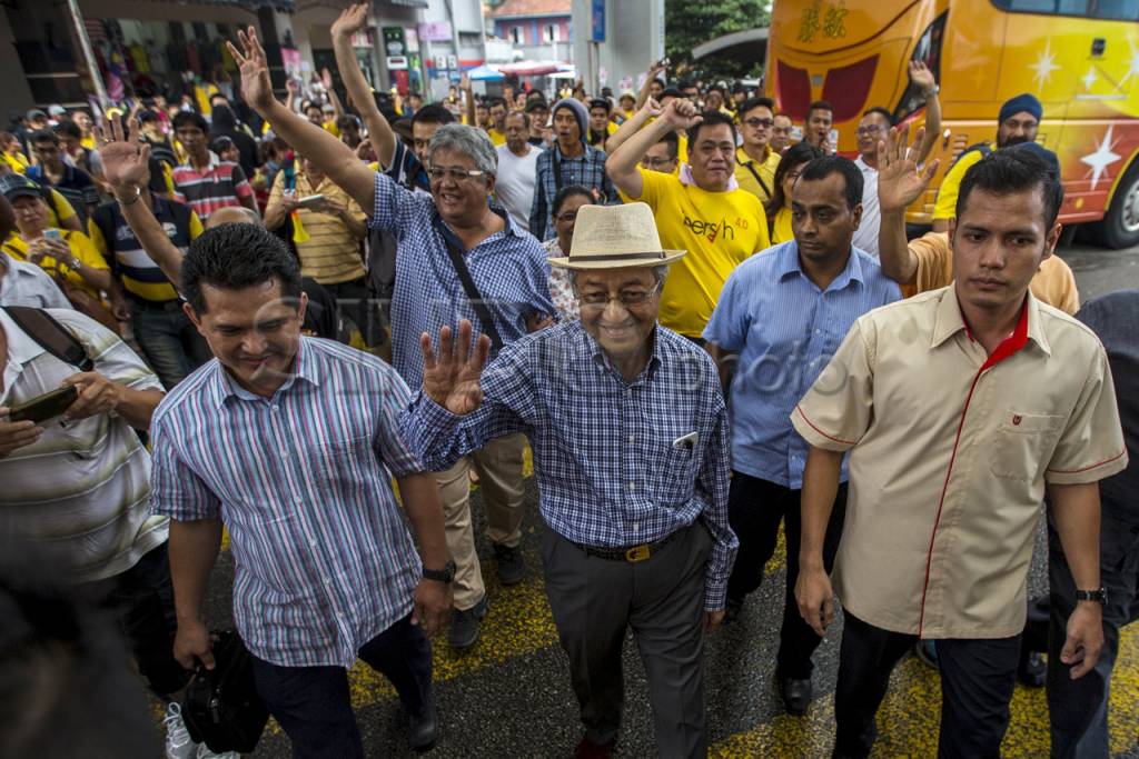Mahathir Ikut Demo Turunkan...