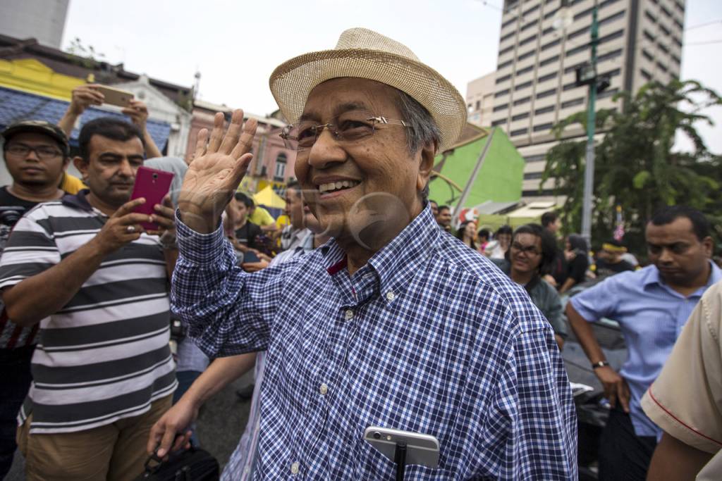 Mahathir Ikut Demo Turunkan...