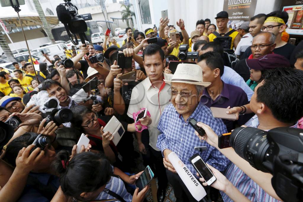 Mahathir Ikut Demo Turunkan...