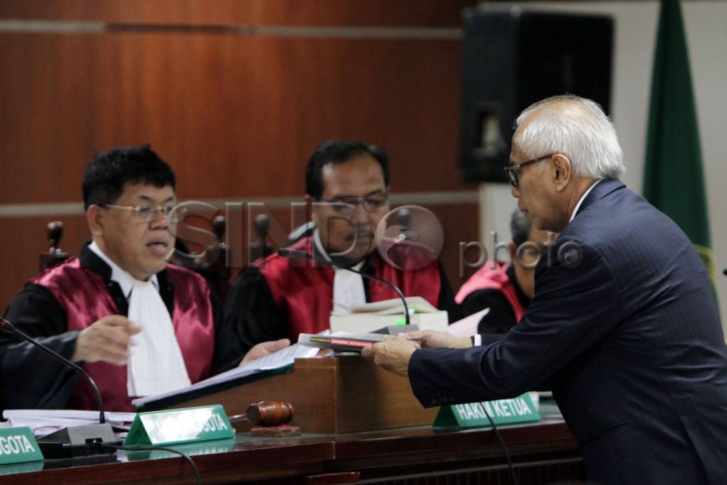 OC Kaligis Ikuti Sidang...