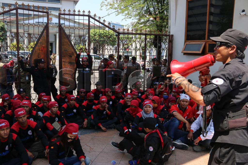 Buruh Semarang Tolak...