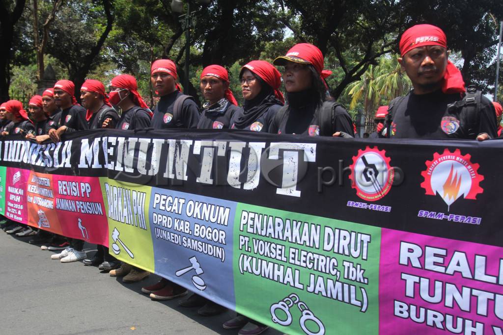 Ribuan Buruh Geruduk...