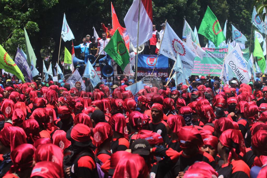 Ribuan Buruh Geruduk...