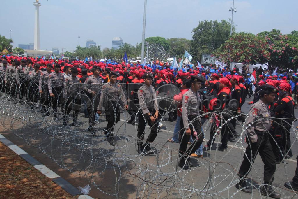 Ribuan Buruh Geruduk...