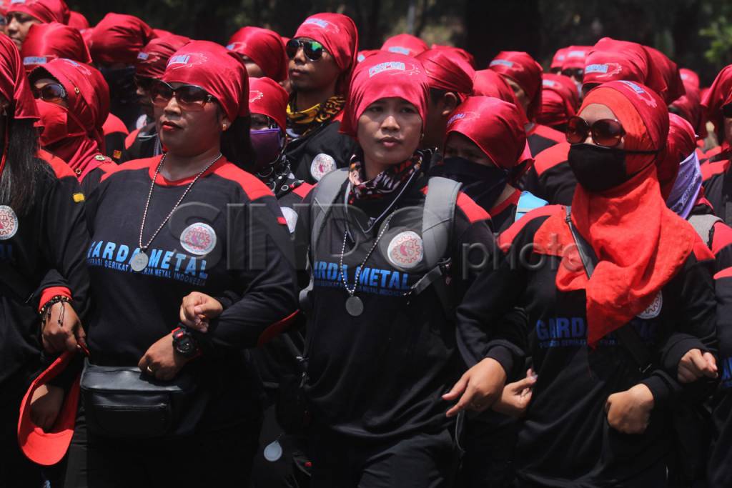 Ribuan Buruh Geruduk...