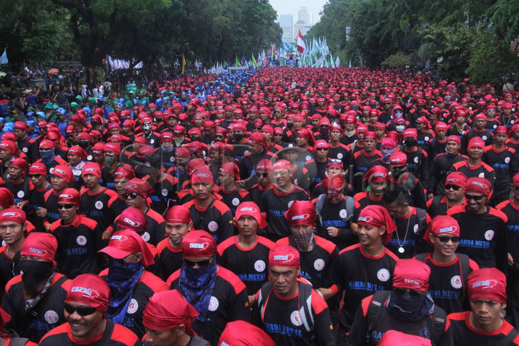 Ribuan Buruh Geruduk...