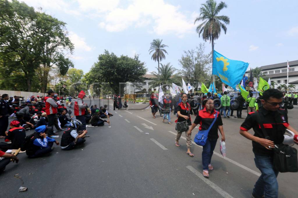 Ratusan Buruh di Bandung...