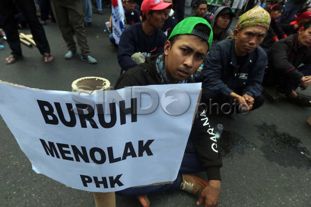 Ratusan Buruh di Bandung...
