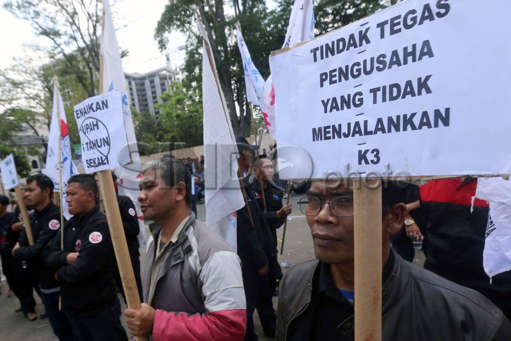 Ratusan Buruh di Bandung...