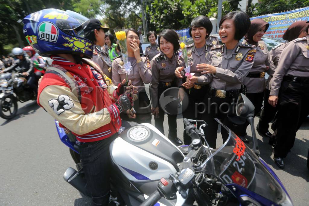 Polwan Bagi-Bagi Bunga...