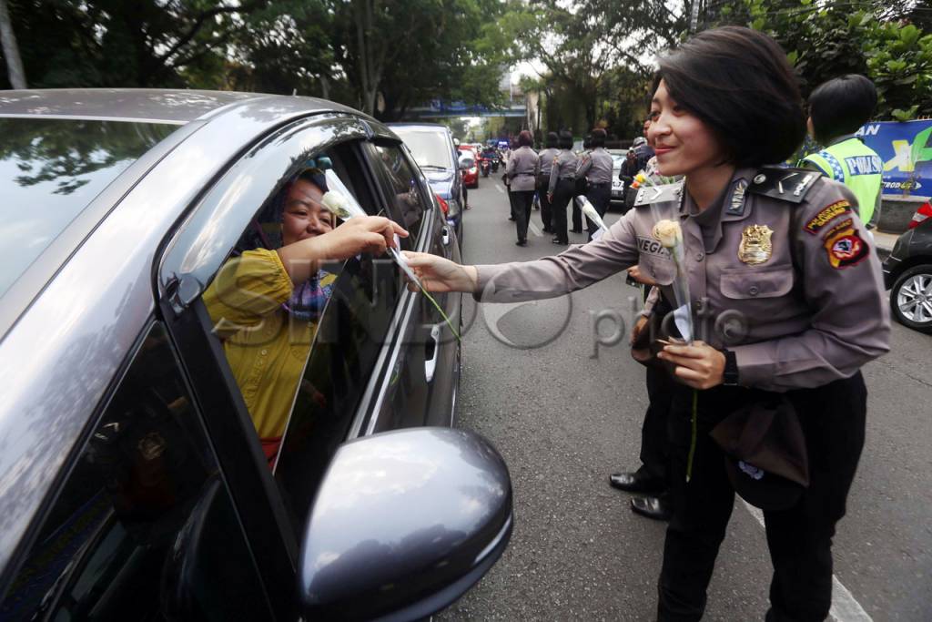 Polwan Bagi-Bagi Bunga...