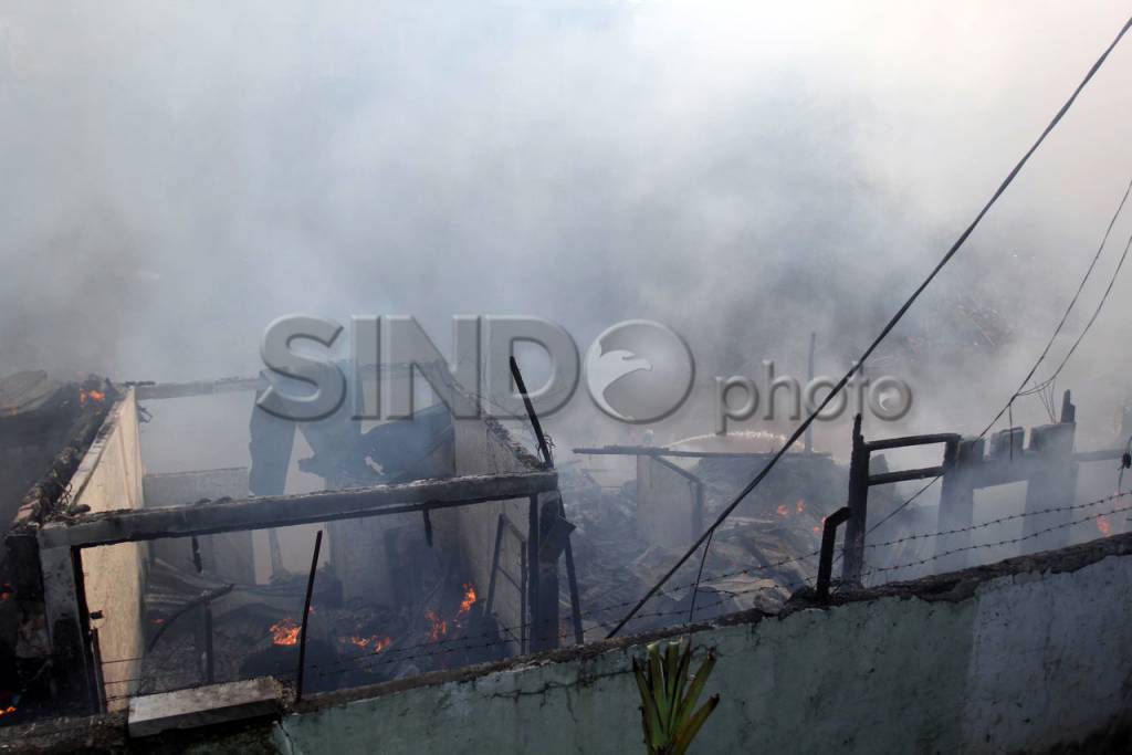 Puluhan Rumah Terbakar...