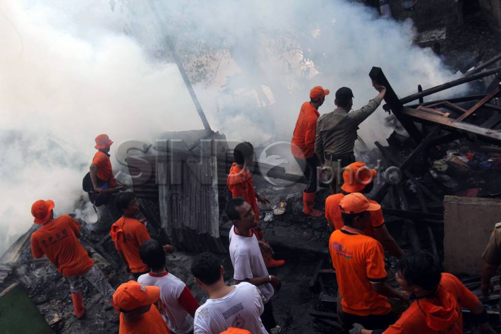 Puluhan Rumah Terbakar...