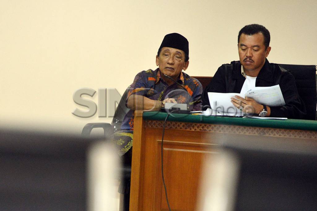 Fuad Amin Ikuti Sidang...