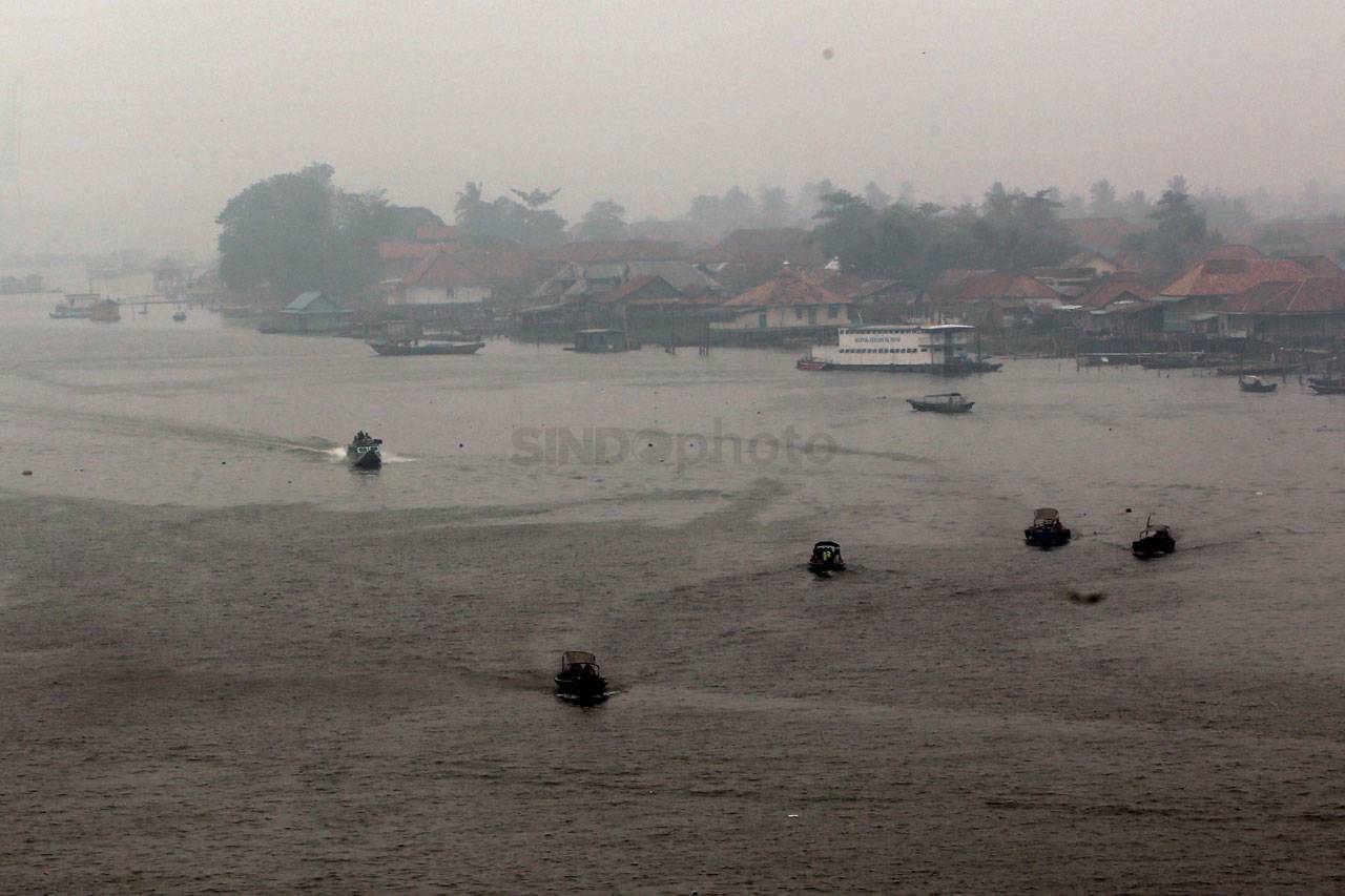 Kabut Asap Ganggu Lalu-Lintas...