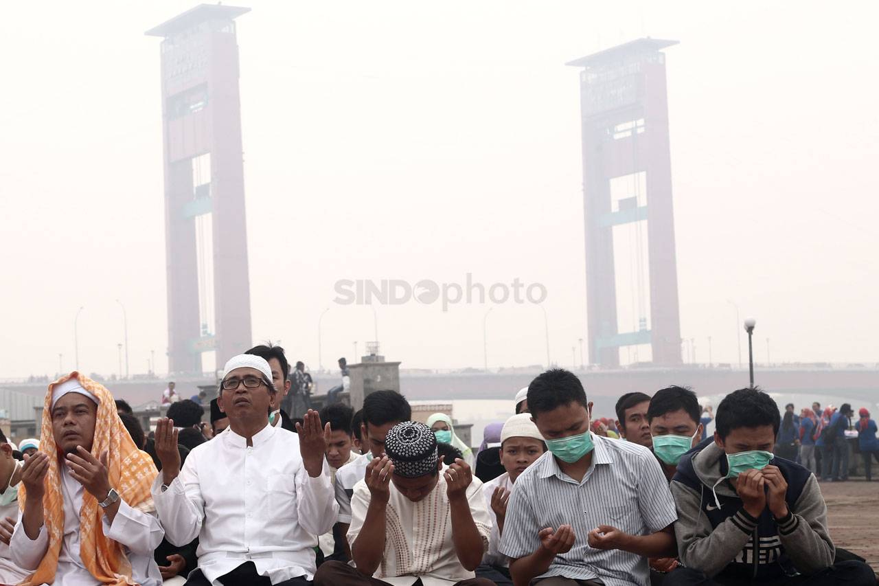 Warga Palembang Gelar...
