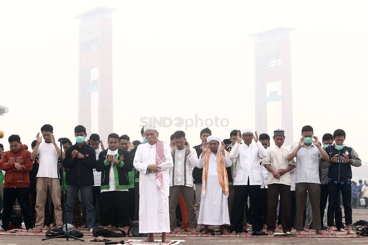 Warga Palembang Gelar...