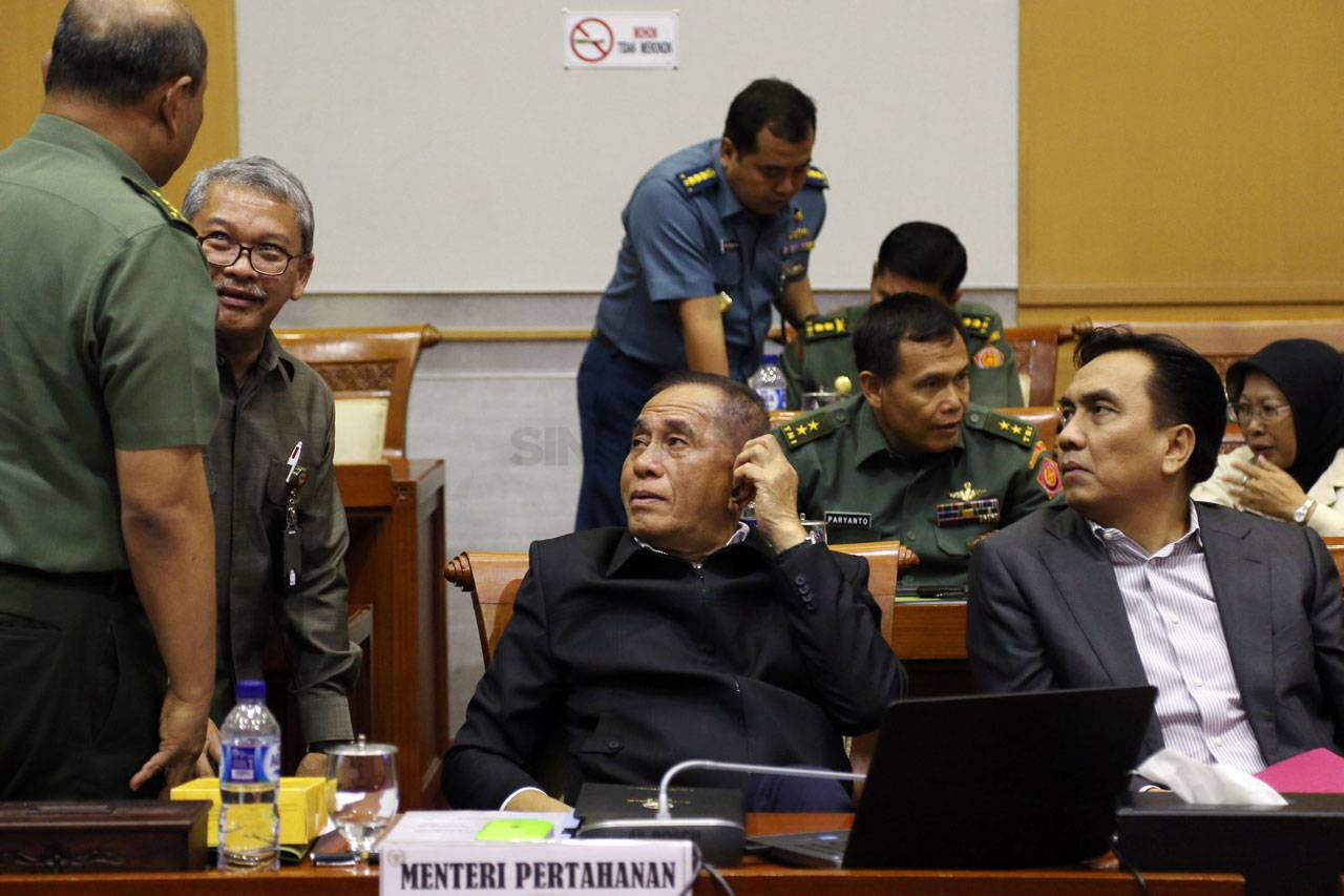 DPR dan Menhan Bahas...
