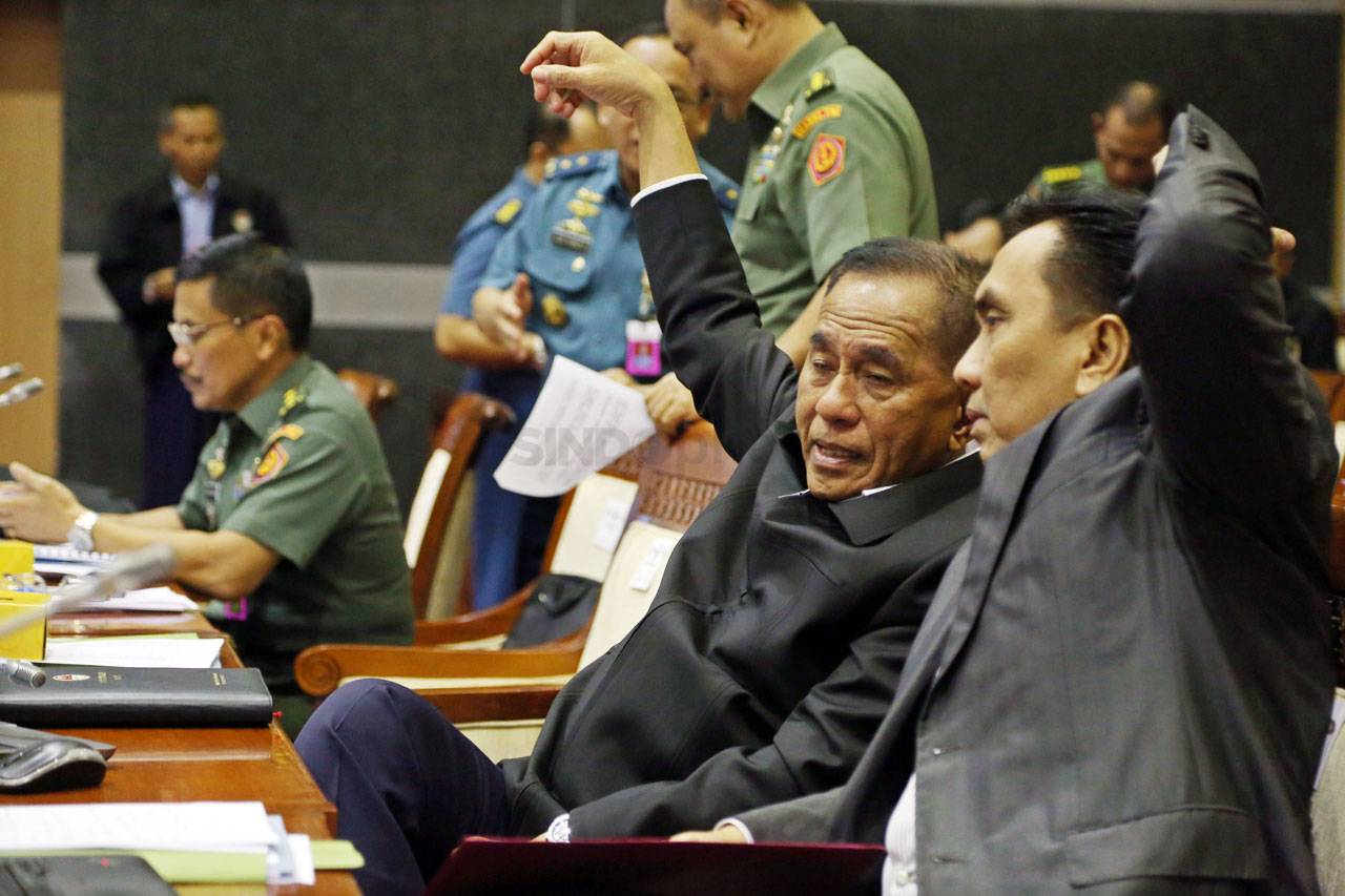 DPR dan Menhan Bahas...