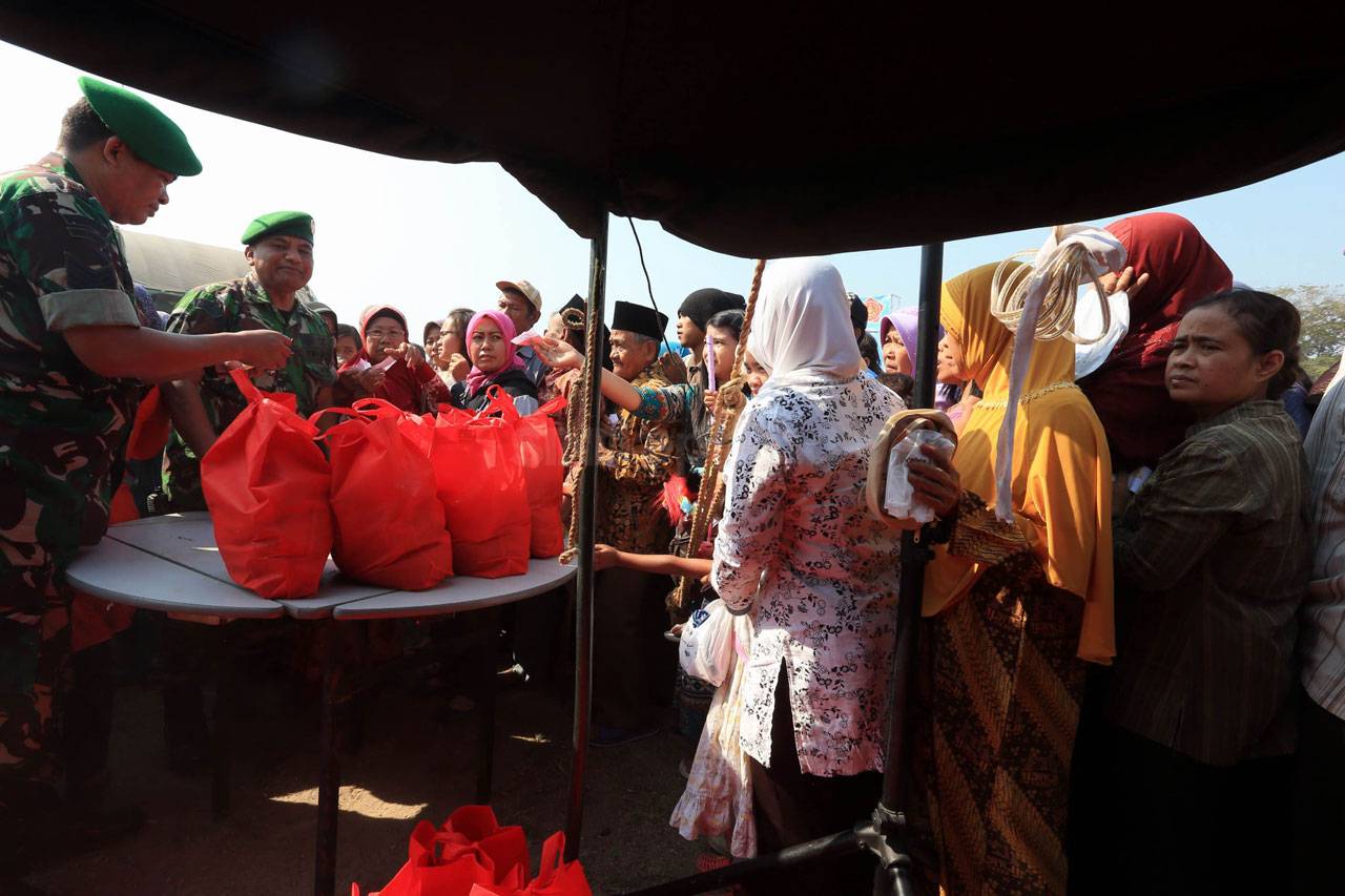 TNI Gelar Bakti Sosial...