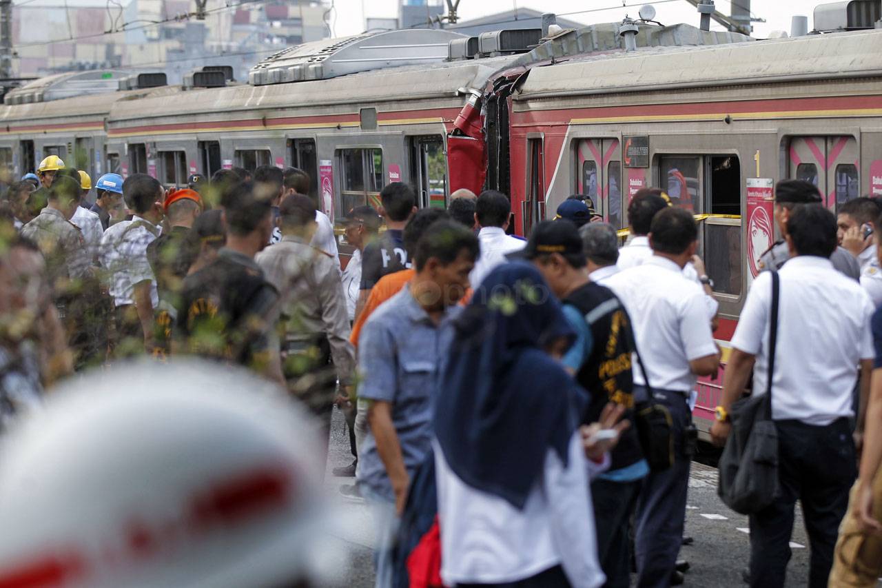 Dua Commuter Line Tabrakan...