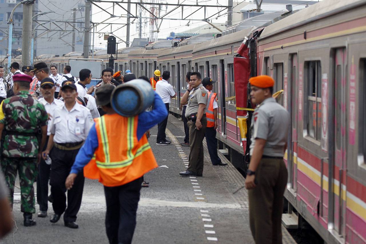 Dua Commuter Line Tabrakan...