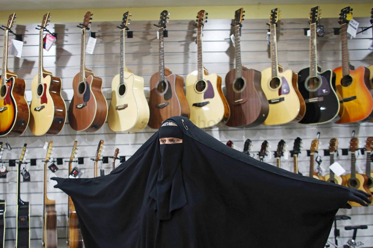 Muslimah Bercadar Ini,...