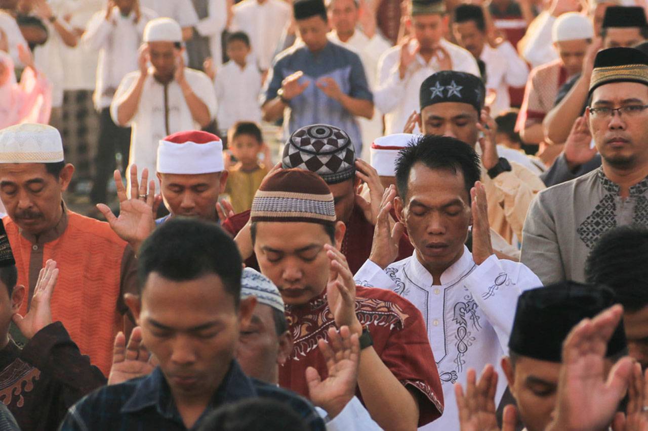 Ribuan Umat Muslim Salat...