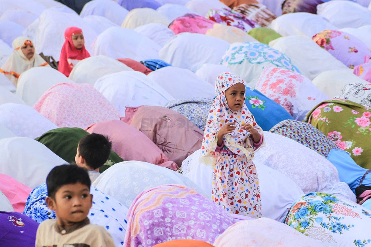 Ribuan Umat Muslim Salat...