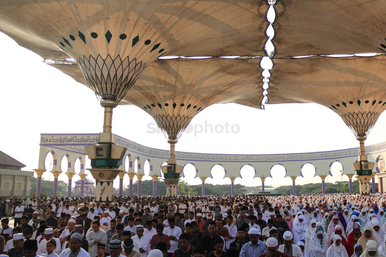 Ribuan Umat Muslim Salat...