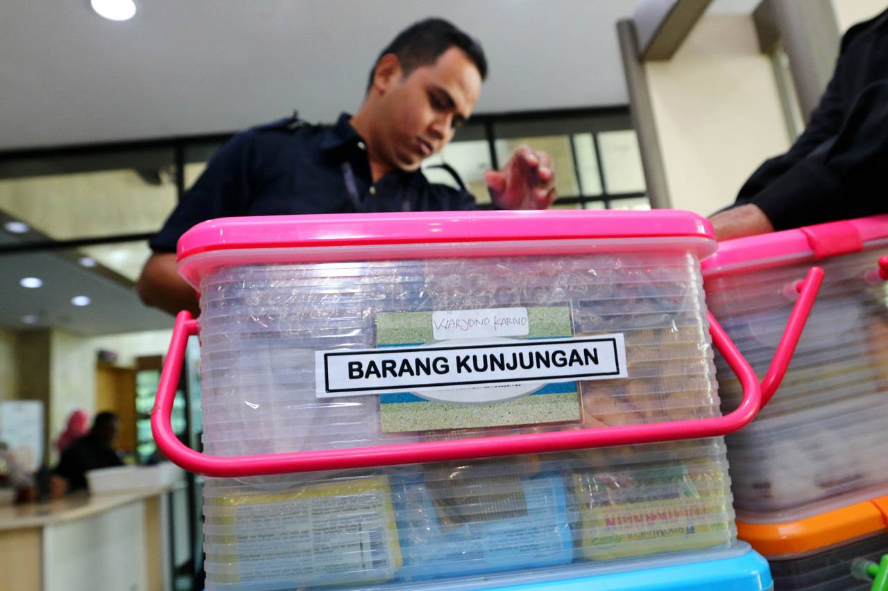Tahanan KPK Banjir Kunjungan