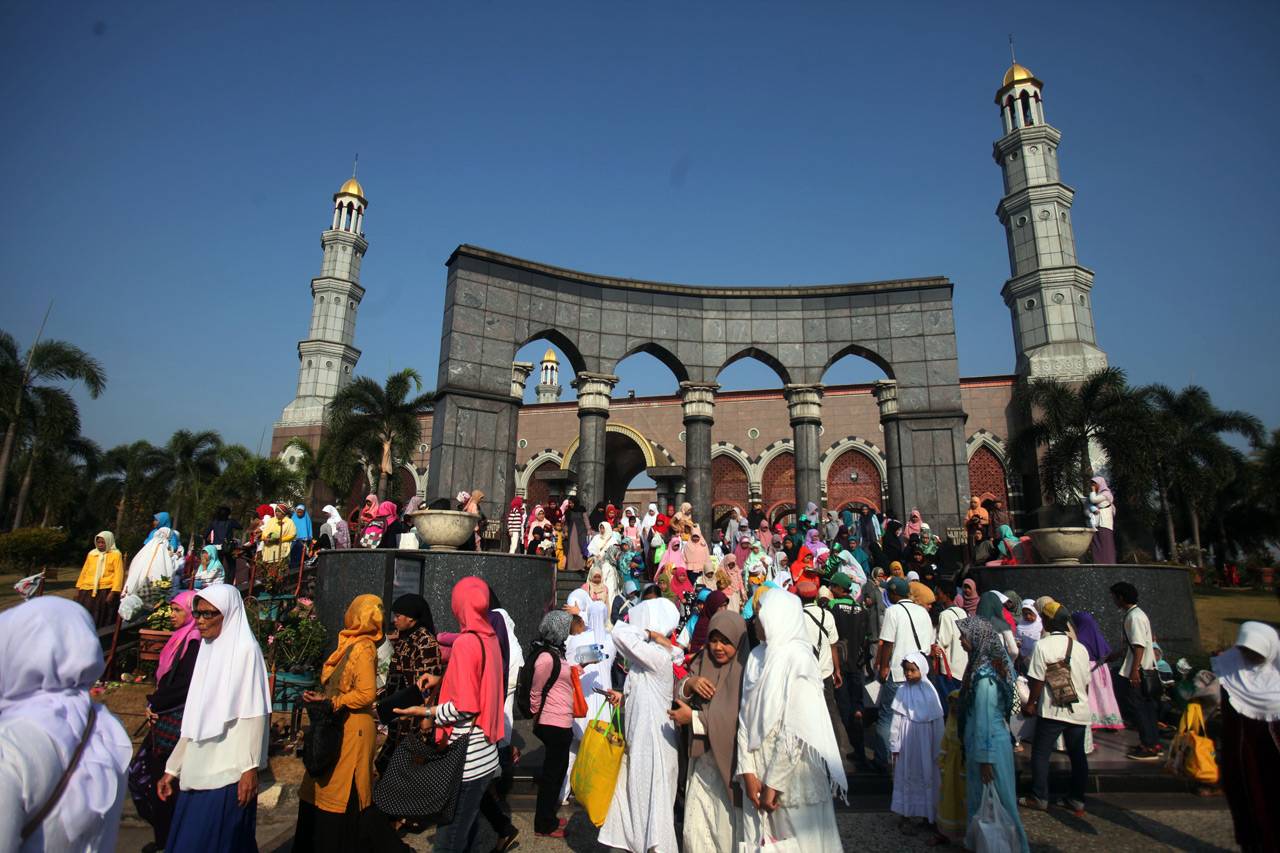 Masjid Kubah Emas Dipadati...